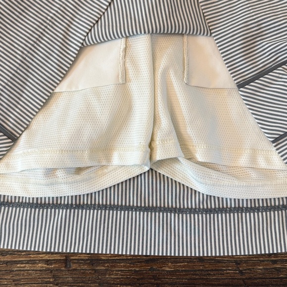 Athleta Brooklyn Textured 16” Skirt Skort Gray White Stripe Women’s Size 12 Golf - Picture 8 of 9